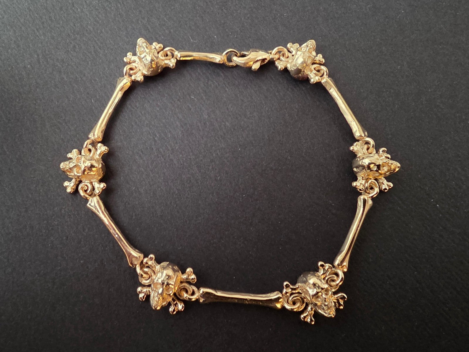 BEAUTIFUL  SOLID 14K GOLD SKULL  AND BONES BRACELET
