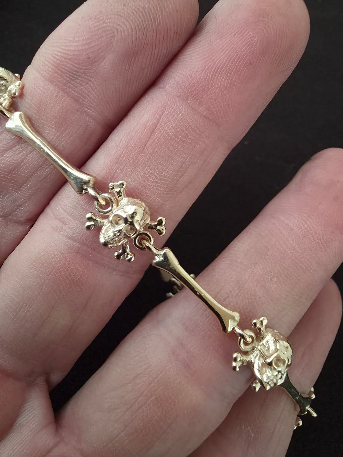 BEAUTIFUL  SOLID 14K GOLD SKULL  AND BONES BRACELET